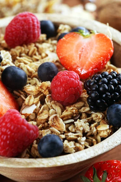 Getreide. Schüssel mit Müsli, Obst und Milch zum Frühstück. — Stockfoto