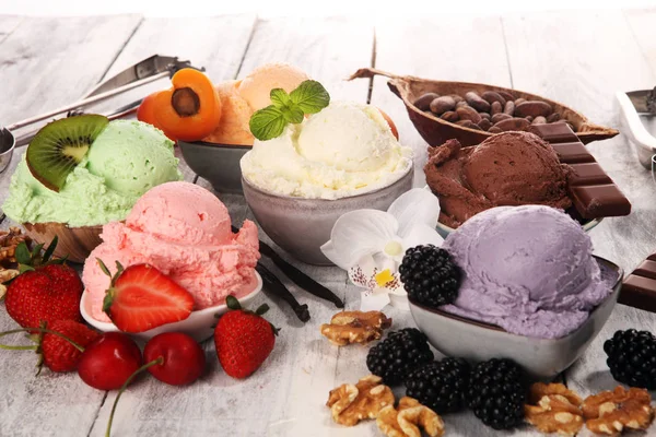Különböző színű fagylalt gombóc bogyókkal, — Stock Fotó