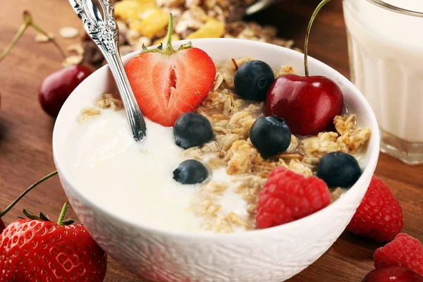 Cereais. Tigela de cereais granola, frutas e leite para o café da manhã . — Fotografia de Stock