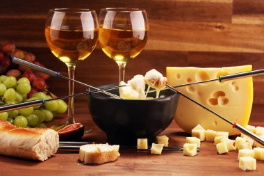 Gurme İsviçre fondü yemek çeşitli ch ile bir kış akşamında