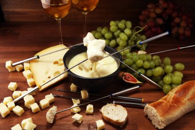 Gurme İsviçre fondü yemek çeşitli ch ile bir kış akşamında