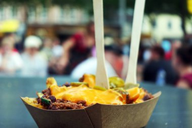 Poutine Patates Kızartması ve Chili con Carne, Sokak Gıda, yemek ile