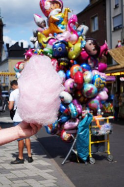 eğlence parkı beyaz pamuk şeker yiyor. amus bir gün zevk