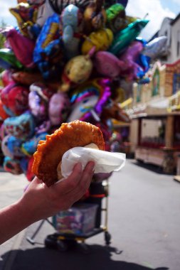 Geleneksel balık lar elinde. Taze el satan mobil gıda kamyonu