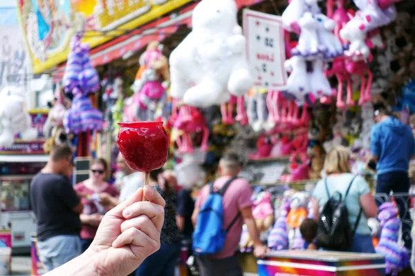 Manzana dulce en la feria o festival del condado. caramelo rojo manzana co —  Fotos de Stock