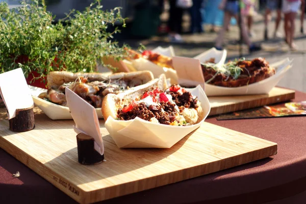 Comida orgánica en el festival de comida callejera. comida espechial vendida en Open —  Fotos de Stock