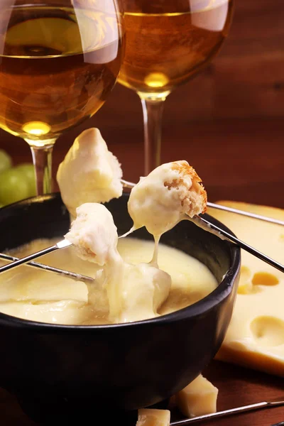 Schweizer Gourmet-Fondue-Abendessen an einem Winterabend mit verschiedenen — Stockfoto