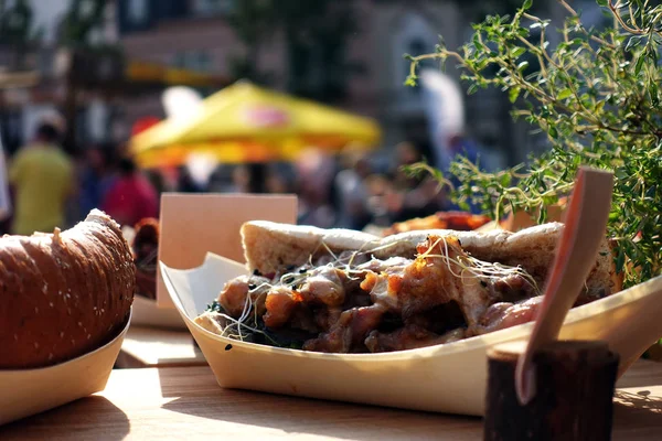 Biologisch eten op Street Food Festival. spechial Food verkocht op open — Stockfoto