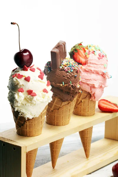 Ice Cream Scoops van verschillende kleuren en smaken met bessen, — Stockfoto