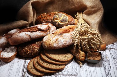 Rustik beyaz fırınında pişmiş ekmek ve ekmek çeşitleri