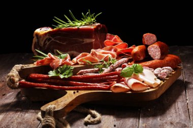 Lezzetli salam, dilimlenmiş jambon, sosis parçaları ile gıda tepsisi,