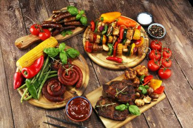 Çeşitli lezzetli ızgara et ve sebze rus tarih ile şiş