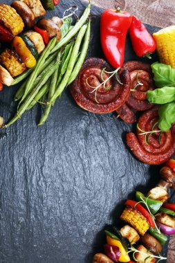 Çeşitli lezzetli ızgara et ve sebze rus tarih ile şiş