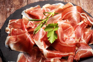 İtalyan prosciutto crudo veya jamon rosemary ile. Ahşap üzerine ham ham