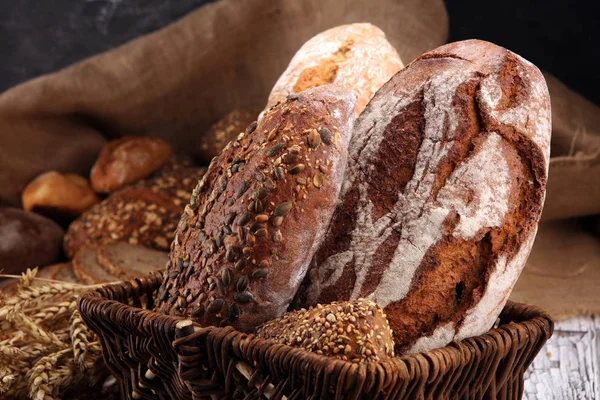 Assortiment van gebakken brood en broodjes op rustieke witte bakkerij — Stockfoto