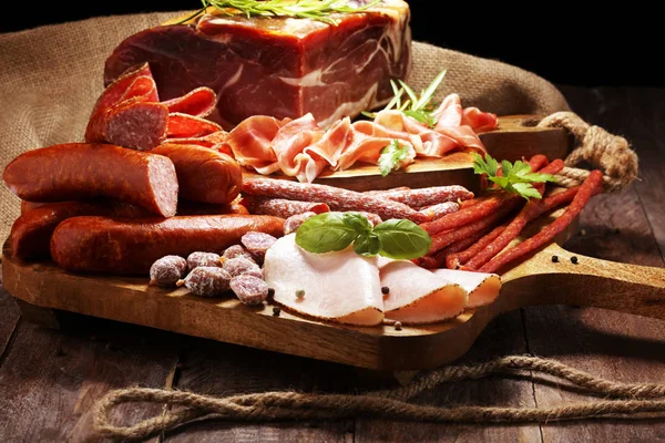Bandeja de comida con delicioso salami, trozos de jamón en rodajas, salchichas , —  Fotos de Stock
