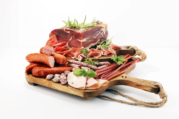 Bandeja de comida con delicioso salami, trozos de jamón en rodajas, salchichas , — Foto de Stock