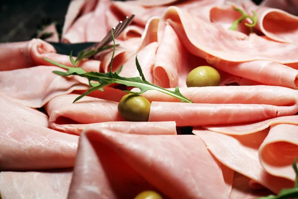 Jamón en rodajas sobre fondo de madera. Prosciutto fresco. Pros de jamón de cerdo —  Fotos de Stock