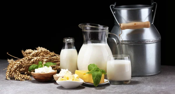 Productos lácteos - sabrosos productos lácteos saludables y tarro de leche y ch —  Fotos de Stock
