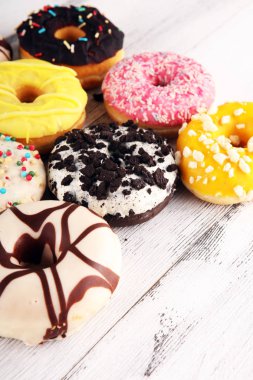 Çikolatalı buzlu, pembe ile çeşitli donuts sırlı ve serpin