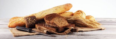 tahta tahta üzerinde taze pişmiş ekmek. kesilmiş organik ekmek