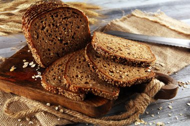 tahta tahta üzerinde taze pişmiş ekmek. kesilmiş organik ekmek