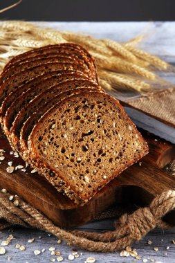 tahta tahta üzerinde taze pişmiş ekmek. kesilmiş organik ekmek