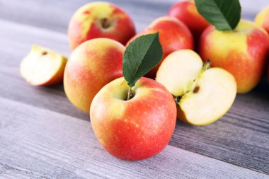 Olgun Kırmızı elma ile ahşap arka plan yapraklarda