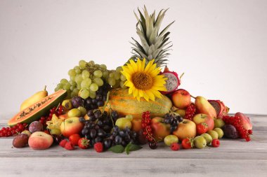 Tropikal meyve arka plan, saman ile birçok renkli olgun meyve