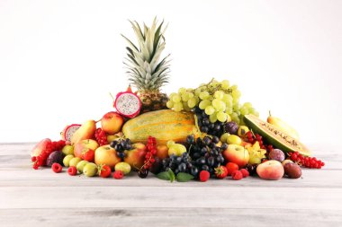 Tropikal meyve arka plan, saman ile birçok renkli olgun meyve