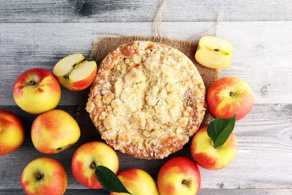 Plăcintă de mere sau tort de casă cu mere pe lemn. Desert delicios — Fotografie, imagine de stoc