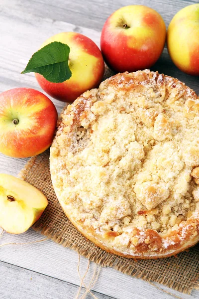 Plăcintă de mere sau tort de casă cu mere pe lemn. Desert delicios — Fotografie, imagine de stoc