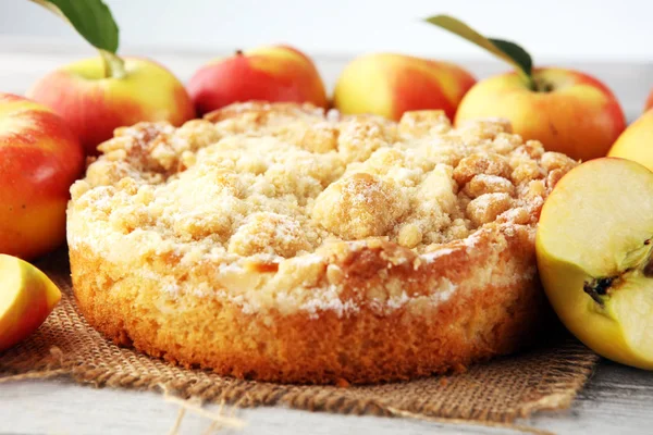 Apple pie or homemade cake with apples on wood. Delicous dessert — Stock Photo, Image