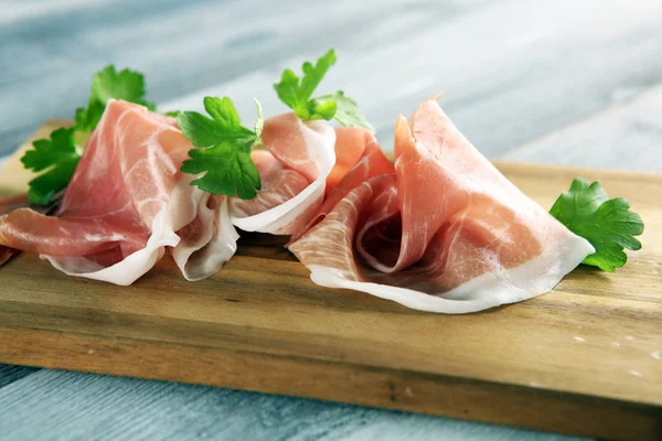 Pijama ou crudo prosciutto italiano com salsa orgânica fresca. Ra — Fotografia de Stock