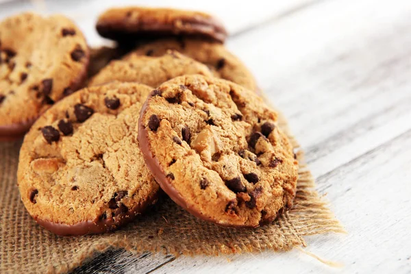 Galletas de chocolate sobre mesa de madera. Galletas con chispas de chocolate — Foto de Stock