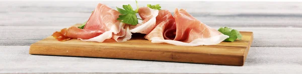 Crudo o marmellata di prosciutto italiano con prezzemolo fresco biologico. Ra. — Foto Stock