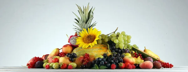 Fundo de frutas tropicais, muitas frutas maduras coloridas com palha — Fotografia de Stock