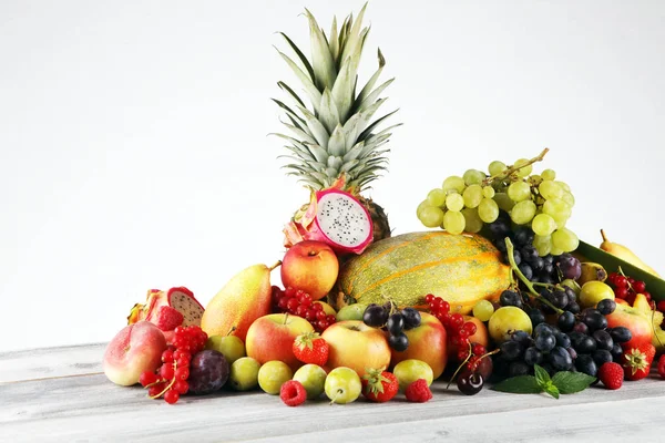 トロピカルフルーツの背景、わらと多くのカラフルな熟した果物 — ストック写真