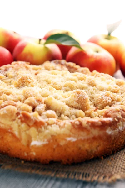 Tarte aux pommes ou gâteau maison aux pommes sur bois. Délicieux dessert — Photo