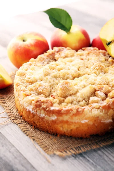 Яблочный пирог или домашний пирог с яблоками на дереве. Деликатный десерт — стоковое фото