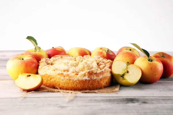 Apple pie or homemade cake with apples on wood. Delicous dessert — Stock Photo, Image
