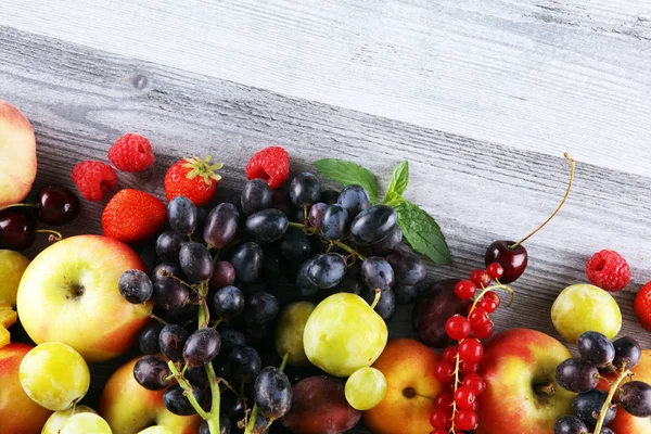 Fundo de frutas tropicais, muitas frutas maduras coloridas com palha — Fotografia de Stock