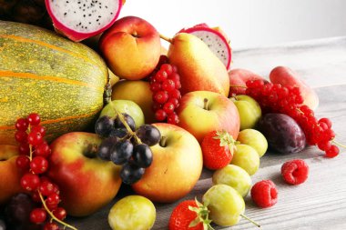 Tropikal meyve arka plan, saman ile birçok renkli olgun meyve