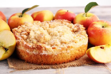 Elma pasta veya ahşap elma ile ev yapımı kek. Deliköz tatlı