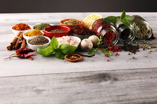 Gewürze und Kräuter auf dem Tisch. Lebensmittel und kulinarische Zutaten mit Bas — Stockfoto