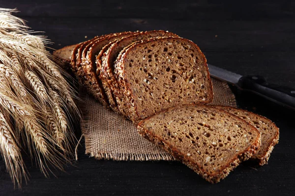 Свежеиспеченный хлеб на деревянной доске. резной органический хлеб — стоковое фото