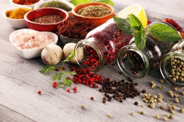 Baharatlar ve otlar masada. Bas ile gıda ve mutfak malzemeleri
