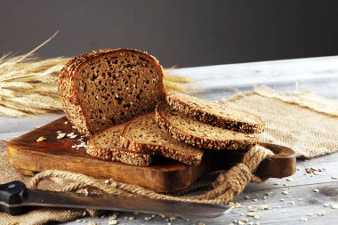 tahta tahta üzerinde taze pişmiş ekmek. kesilmiş organik ekmek