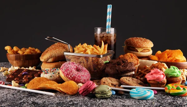 Egészségtelen termékek. élelmiszer rossz alak, bőr, szív és fogak. — Stock Fotó