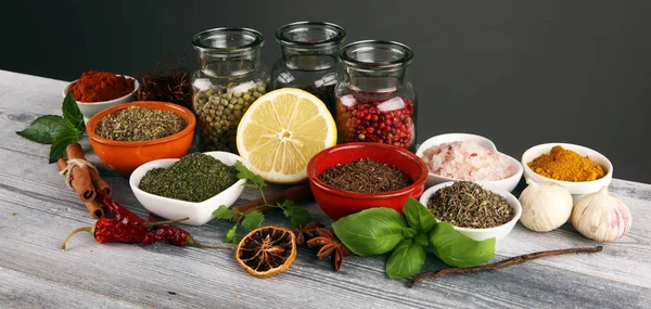 Épices et herbes sur la table. Nourriture et ingrédients de cuisine avec bas — Photo